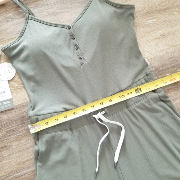 Vuori Pose Henley Jumpsuit NWT Shelf Bra Pockets Drawcord Wide Leg Flare Ribbed - Picture 8 of 13
